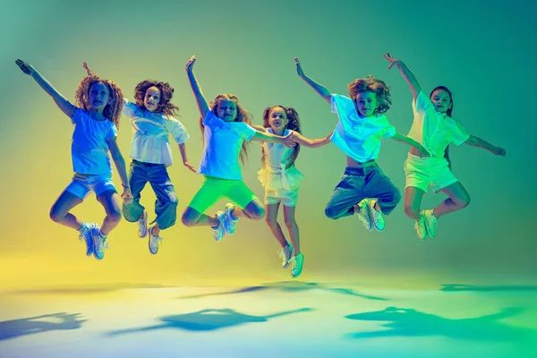 Salto Alto Grupo Niños Niñas Ropa Deportiva Estilo Casual Bailando — Foto de Stock