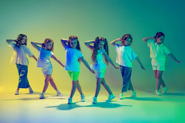 Synchroniczne Ruchy Grupa Dzieci Dziewczynki Sportowym Stroju Casual Taniec Klasie — Zdjęcie stockowe