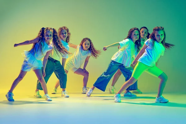 Щасливі Діти Танцюють Група Дітей Маленькі Дівчата Спортивному Повсякденному Одязі — стокове фото