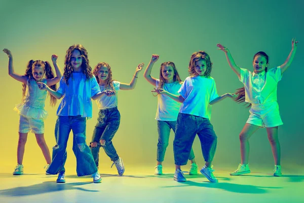 Χορός Χιπ Χοπ Στυλ Δρόμου Ομάδα Παιδιών Μικρά Κορίτσια Σπορ — Φωτογραφία Αρχείου
