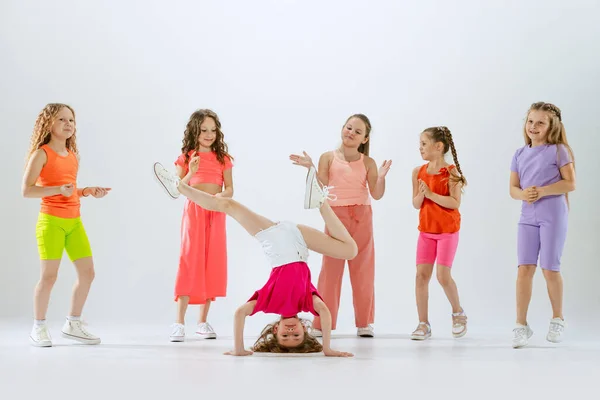 Aula Coreografia Moderna Grupo Dança Meninas Felizes Ativas Roupas Coloridas — Fotografia de Stock