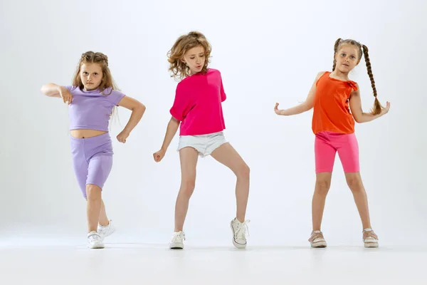 Танцювальна Група Три Маленькі Дівчата Діти Яскравому Барвистому Одязі Танцюють — стокове фото