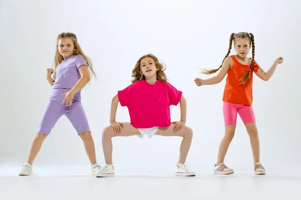 Grupo Dança Três Meninas Pequenas Crianças Roupas Coloridas Brilhantes Dançando — Fotografia de Stock