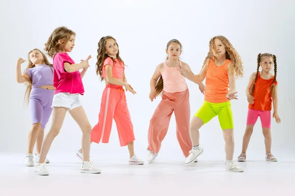 Сучасний Хореографічний Урок Танцювальна Група Щасливих Активних Маленьких Дівчат Яскравому — стокове фото