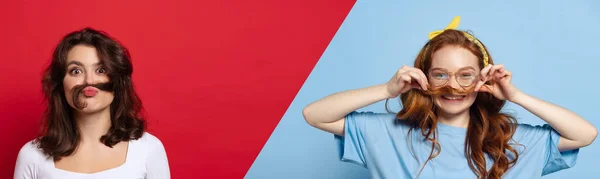 Duas Belas Meninas Alegres Divertindo Grimace Isolado Fundo Azul Vermelho — Fotografia de Stock