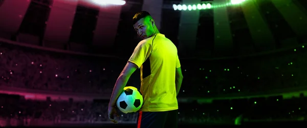 决心要赢 严重的职业足球 足球运动员站在黑暗的夜间体育场与球与手电筒背景 锦标赛 — 图库照片