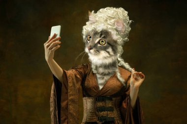 Selfie çekiyorum. Ortaçağ modası kıyafetleri içinde kedi kafası tarafından yönetilen zarif bir kadın modeli karanlık bir geçmişe sahip. Çağlar, sanat, rönesans tarzı. Çağdaş kolaj.