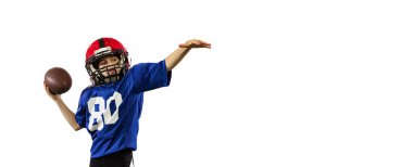 Güç atışı. Atletik çocuk, beyaz arka planda izole edilmiş spor üniformalı Amerikan futbolcusu ve kask eğitimi. Spor anlayışı, zorluklar, eylem, başarılar. İlan için ilan