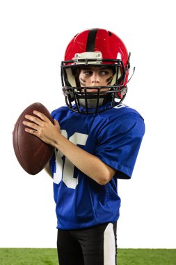 Geleceğin şampiyonu. Atletik çocuk, beyaz arka planda izole edilmiş spor üniformalı Amerikan futbolcusu ve kask eğitimi. Spor kavramı, zorluklar, eylem, başarılar.
