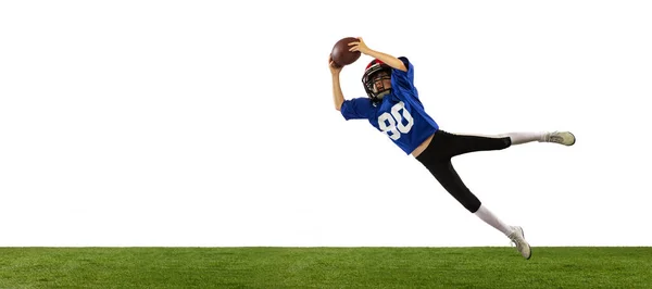 うまくいった 緑の草の床と白の背景に隔離されたアメリカンフットボールを再生スポーツの制服や機器のスポーツ少年を支援 スポーツ 成果の概念 — ストック写真