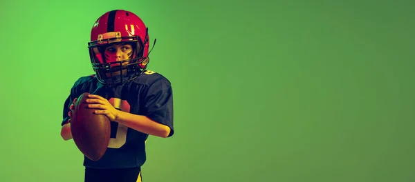 印有学龄儿童画像的传单 年轻的美国足球运动员 身穿运动服 头戴绿色背景的头盔 被隔离在霓虹灯中 体育概念 情感和成就 — 图库照片