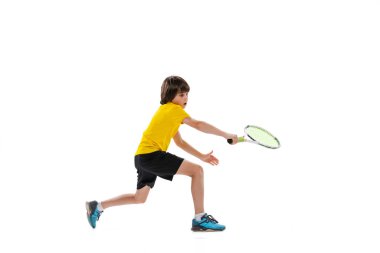 Temel hareketi tekrarlıyorum, teknik. Gençlerin dinamik portresi, tenis oynayan sportif çocuk beyaz stüdyo arka planında izole edilmiş. Spor anlayışı, başarılar, hobi, beceri ve sağlıklı yaşam tarzı.