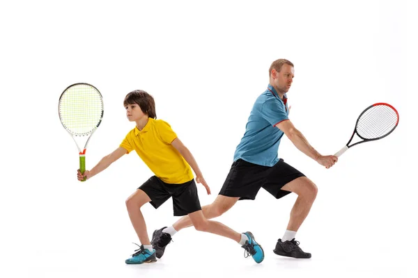 Profesyonel Acemi Erkek Tenisçi Tenis Oynamak Için Gençlerle Antrenman Yapan — Stok fotoğraf