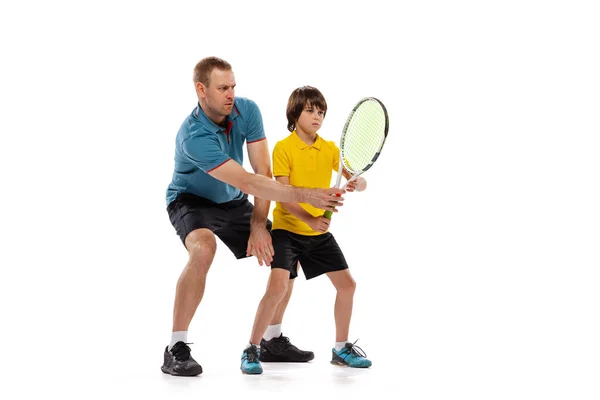 个人的教训训练 职业网球选手 教练教青少年在白人工作室的背景下独自打网球 业余爱好 技能和健康生活方式的概念 — 图库照片