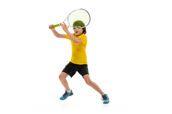 Plný Portrét Sportovního Kluka Hrajícího Tenis Osamoceného Nad Bílým Studiem — Stock fotografie
