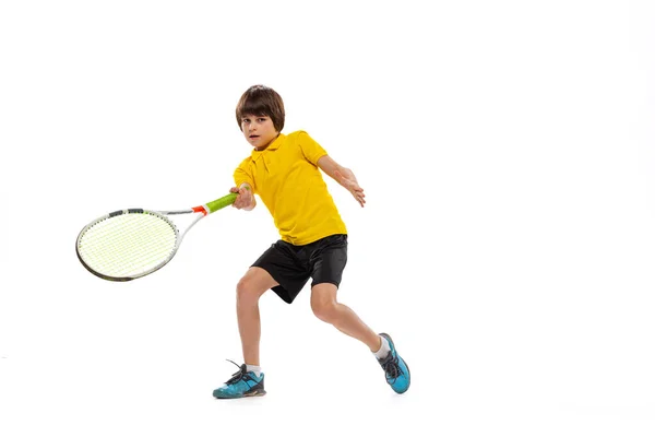 Πλήρες Πορτρέτο Του Αθλητικού Παιδιού Που Παίζει Τένις Μόνο Του — Φωτογραφία Αρχείου