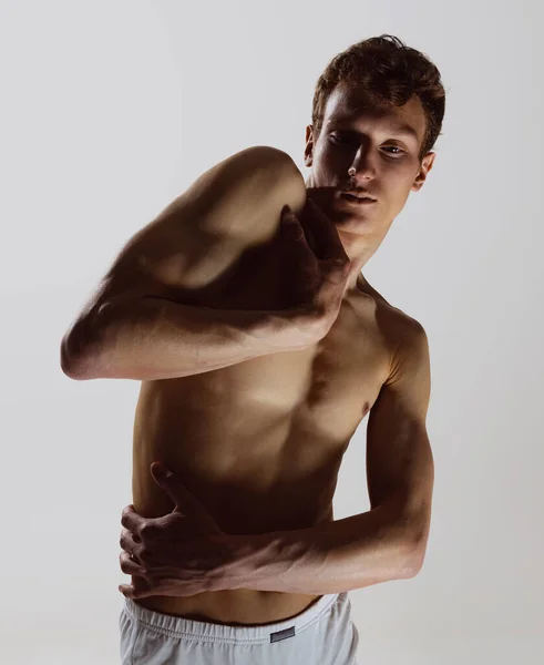 Modelowa Sylwetka Portret Młodego Muskularnego Mężczyzny Bez Koszuli Białych Bokserkach — Zdjęcie stockowe