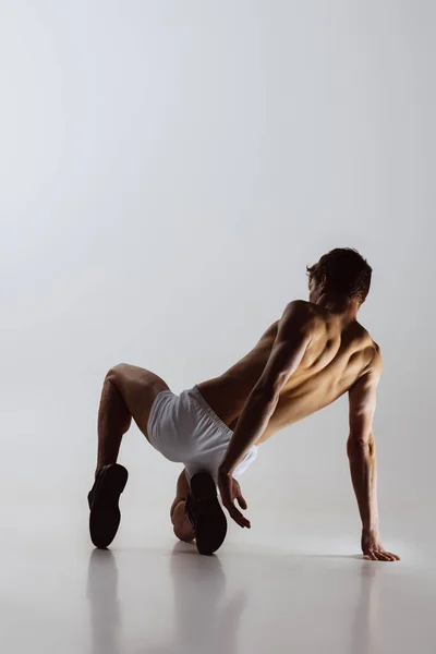 Moderno Contemp Joven Hombre Artístico Bailarín Masculino Flexible Bailando Aislado — Foto de Stock