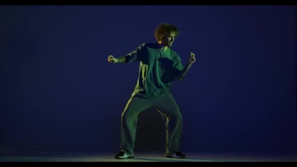 Κινήσεις Κομψός Νεαρός Άνδρας Hip Hop Χορευτής Φορώντας Σπορ Casual — Αρχείο Βίντεο
