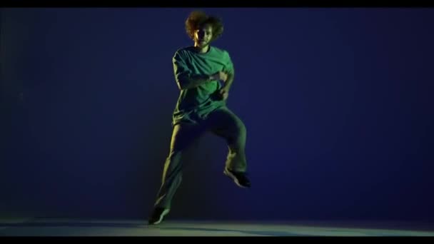Skaczę Stylowy Młody Człowiek Hip Hopowy Tancerz Noszący Sportowy Strój — Wideo stockowe