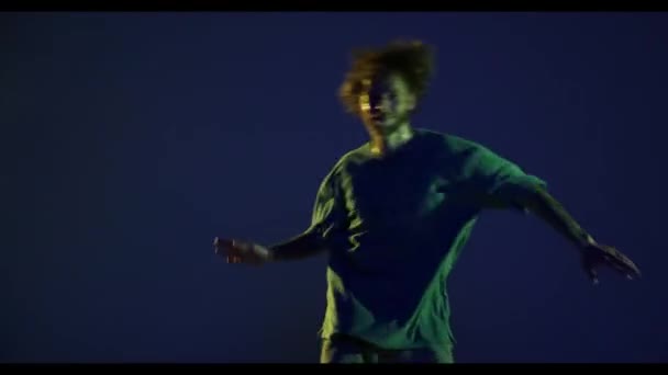 Movimenti Vigorosi Ragazzo Felice Ballerino Hip Hop Che Danza Isolato — Video Stock