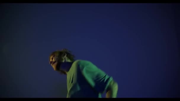 Heyecanlı Genç Adam Hip Hop Dansçısı Koyu Mavi Arka Planda — Stok video