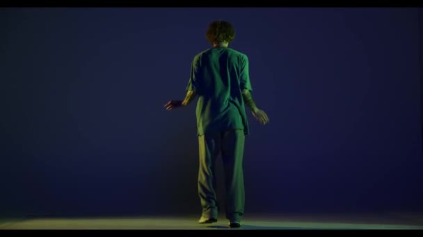 Энергичный Молодой Человек Танцор Хип Хопа Убегающий Темно Синем Фоне — стоковое видео