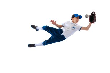Beyzbol formalı, beyaz arka planda beysbol oynayan küçük bir beyzbol oyuncusu. Spor anlayışı, başarılar, rekabet. Okul çağındaki çocuk beyzbol oynamayı öğreniyor.