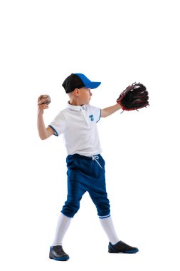 Küçük çocuk, beyzbol oyuncusu, mavi-beyaz üniformalı atıcı beyaz stüdyo arka planında izole edilmiş. Spor anlayışı, başarılar, öğrenim, rekabet. Reklam, dikey bileşim için alanı kopyala