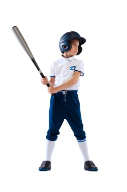Vuruş için. Küçük çocuk, beyzbol oyuncusu, mavi-beyaz üniformalı atıcı beyaz stüdyo arka planında izole edilmiş. Spor anlayışı, başarılar, eğitim, rekabet, çocukluk. İlan için alanı kopyala