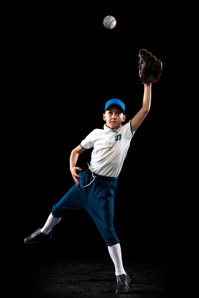 에서의 기본적 과움직임 아이는 화이트 유니폼을 배경에서 고립된 야구를 하려고 — 스톡 사진