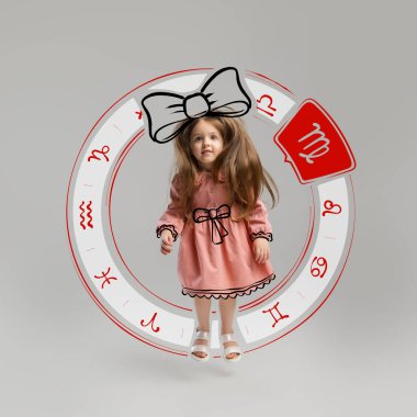 Başak. Işık arkaplanına izole edilmiş kalem çizimleriyle izole edilmiş burç işaretleri çizen mutlu küçük kızın yaratıcı portresi. Doğum günü kavramı, karakter, yıl, yıldız falı. Kart için tasarım