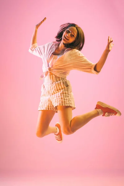 Spaß Freude Fröhliche Junge Hübsche Mädchen Sommermode Kollektion Outfit Springen — Stockfoto
