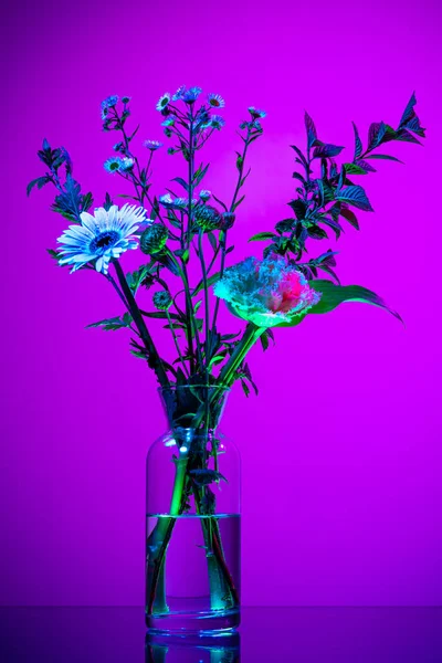 Κομψότητα Καλοκαιρινό Μπουκέτο Λουλούδια Αφηρημένη Σύνθεση Λουλουδιών Γυάλινο Βάζο Μωβ — Φωτογραφία Αρχείου