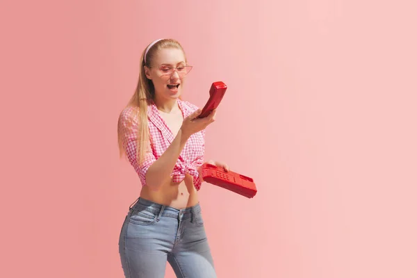 Seltsames Retro Gadget Porträt Eines Jungen Hübschen Mädchens Mit Langen — Stockfoto