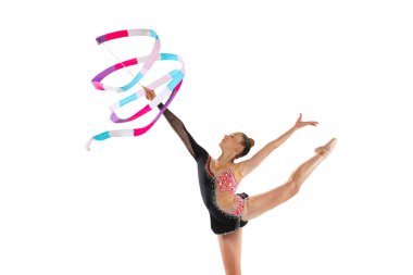 Esneklik. Kurdele rutini. Genç spor kızı portresi, beyaz stüdyo arka planında izole edilmiş ritmik jimnastik sanatçısı. Spor, eylem, arzu, eğitim, aktif yaşam tarzı kavramı