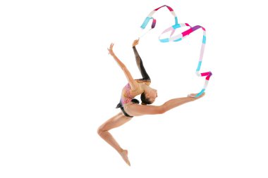 Çok renkli kurdeleyle uçuyor. Genç spor kızı portresi, beyaz stüdyo arka planında izole edilmiş ritmik jimnastik sanatçısı. Spor, eylem, arzu, eğitim, aktif yaşam tarzı kavramı