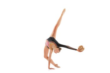 Esniyorum. Genç profesyonel ritmik jimnastik sanatçısı eğitiminin dinamik portresi. Topun beyaz arka planda izole edilmiş hali. Spor, eylem, reklam, arzu, eğitim, aktif yaşam tarzı kavramı