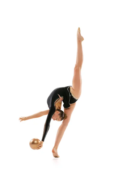 Dynamiczny Portret Młodej Profesjonalnej Gimnastyki Rytmicznej Trening Artystyczny Kulą Izolowaną — Zdjęcie stockowe