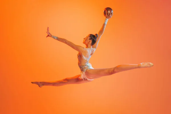 Springen Springen Een Professionele Ritmische Gymnastiek Kunstenaar Opleiding Met Gouden — Stockfoto