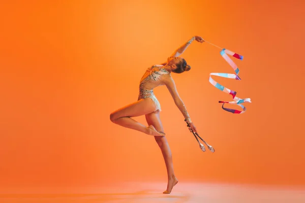 Danza Emociones Joven Chica Deportiva Artista Gimnasia Rítmica Bailando Aislada — Foto de Stock