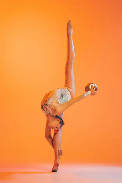 Étire Entraînement Professionnel Artiste Gymnastique Rythmique Avec Balle Couleur Dorée — Photo