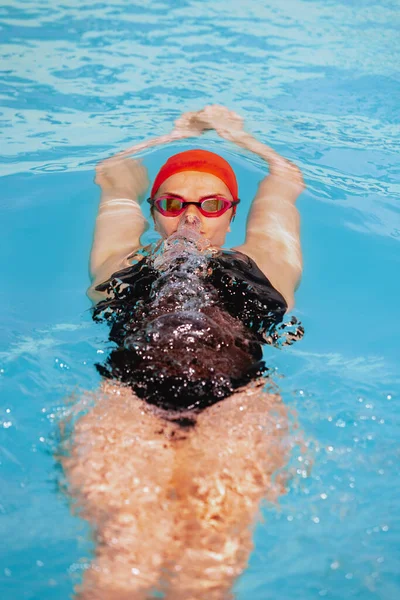 Dýchej Bazénu Sportovní Žena Plavkyně Plaveckém Klobouku Brýlemi Otevřeném Bazénu — Stock fotografie