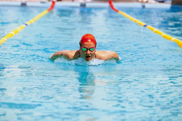 Pillangó Úszás Technika Élő Portré Fiatal Nőről Úszó Sapkában Védőszemüvegben — Stock Fotó