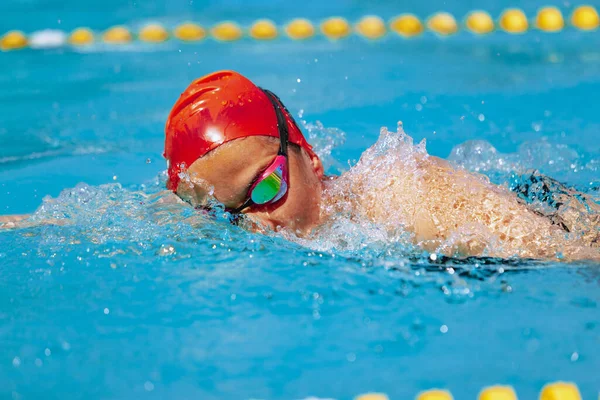 Közelkép Egy Női Úszó Úszósapkában Védőszemüvegben Edzés Medencében Szabadban Egészséges — Stock Fotó