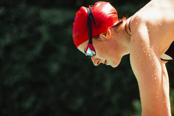 スポーティな女性を閉じ キャップとグーグルで泳ぎ 屋外のオープン公共プールで泳ぐ準備をします アクティブライフスタイル エネルギー スポーツ運動の概念 夏時間 — ストック写真