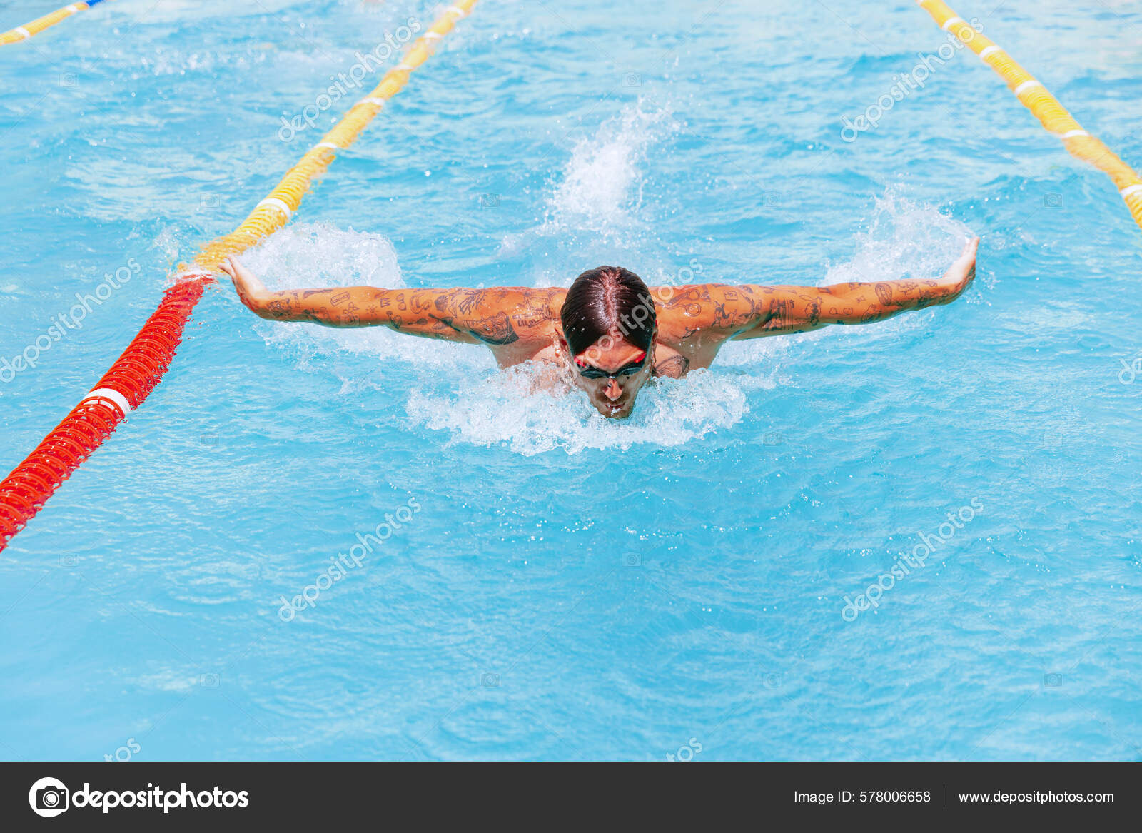 Technique Natation Des Papillons Jeune Homme Musclé Nageur Professionnel  Lunettes image libre de droit par vova130555@gmail.com © #578006658