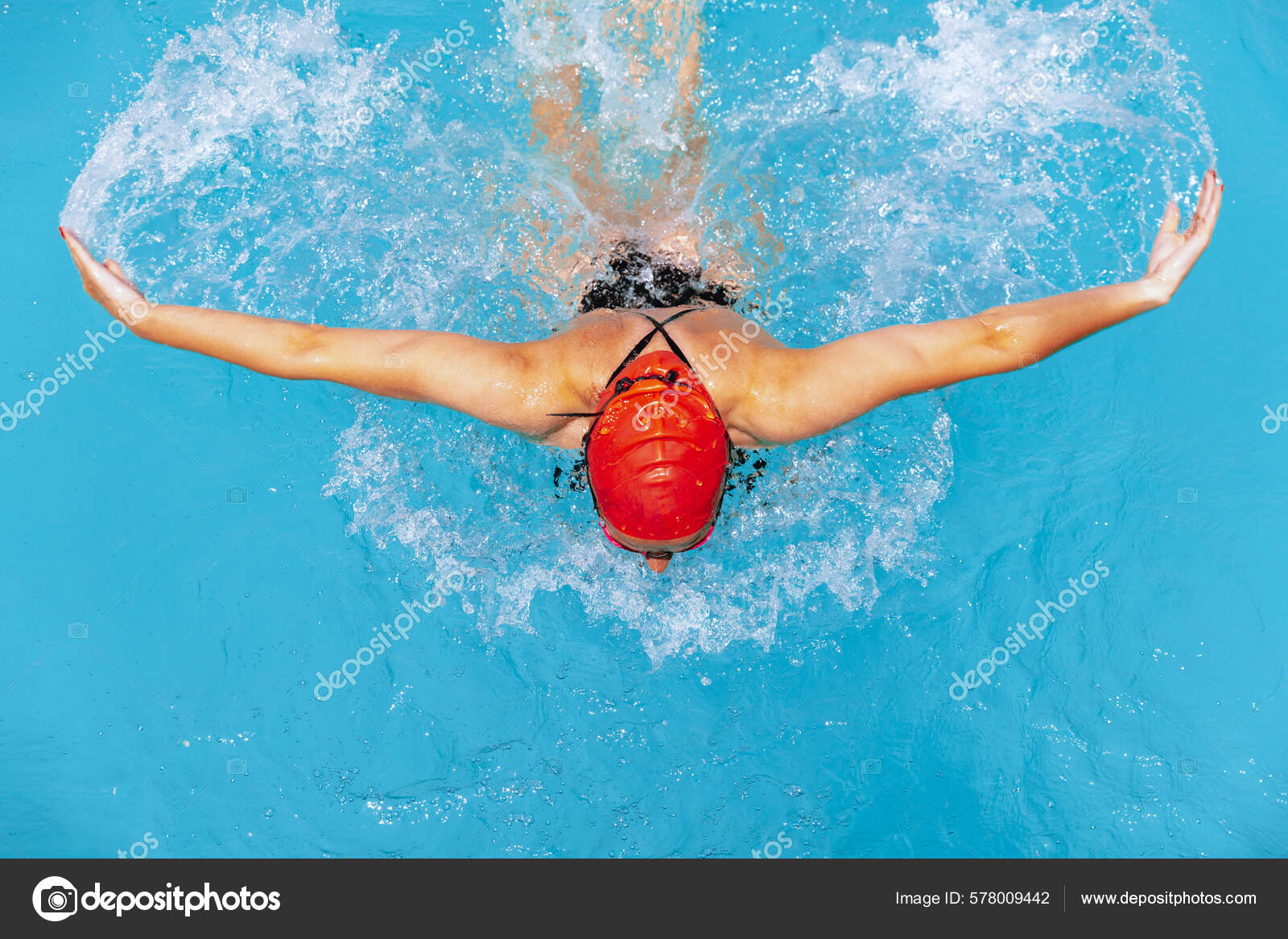 Type De Nage Papillon. Jeune Femme Athlète De Natation