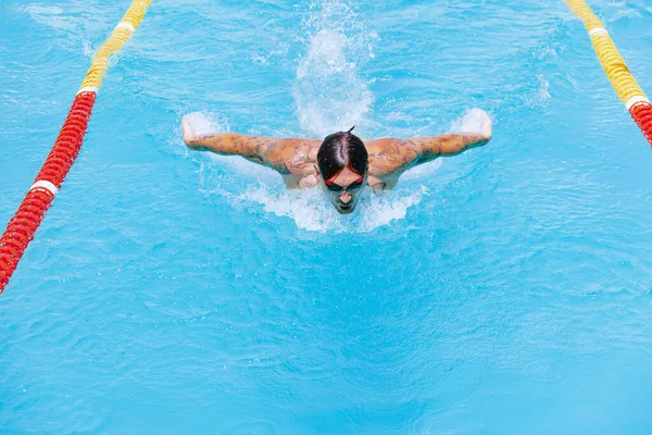 Respira Técnica Natación Mariposas Joven Musculoso Nadador Profesional Gafas Entrenamiento —  Fotos de Stock