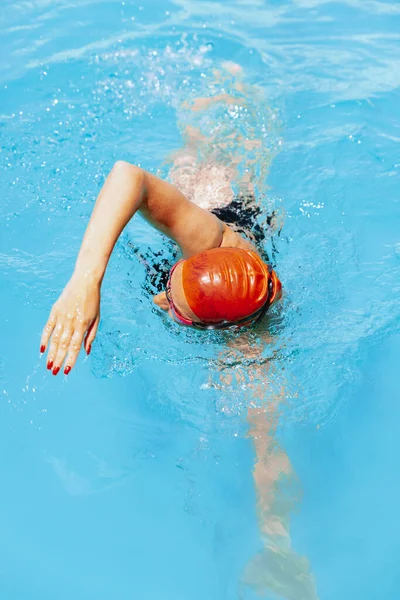 Бассейне Крупный План Спортивная Женщина Пловец Плавательной Шапочке Очках Тренирующаяся — стоковое фото